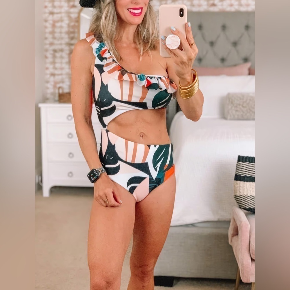 *NWOT* Tropical Floral Print One Piece Cut Out Ruffle Trim Bathing Suit. Size S
